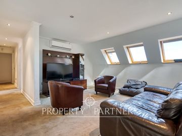 Preciosa casa en venta, excelente estado y gran terreno, Arboretum - Peñalolén