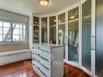 Preciosa casa en venta, excelente estado y gran terreno, Arboretum - Peñalolén