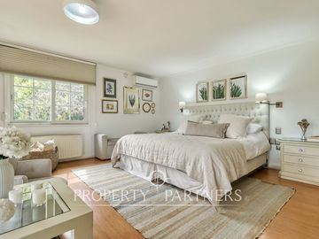Preciosa casa en venta, excelente estado y gran terreno, Arboretum - Peñalolén
