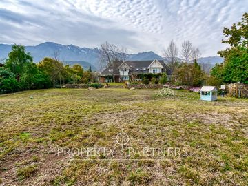 Preciosa casa en venta, excelente estado y gran terreno, Arboretum - Peñalolén