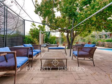 Preciosa casa en venta, excelente estado y gran terreno, Arboretum - Peñalolén
