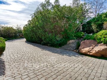 Preciosa casa en venta, excelente estado y gran terreno, Arboretum - Peñalolén