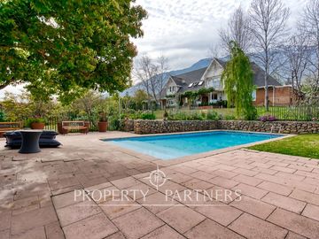 Preciosa casa en venta, excelente estado y gran terreno, Arboretum - Peñalolén