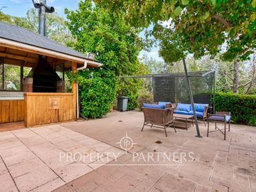 Preciosa casa en venta, excelente estado y gran terreno, Arboretum - Peñalolén