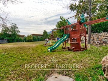Preciosa casa en venta, excelente estado y gran terreno, Arboretum - Peñalolén