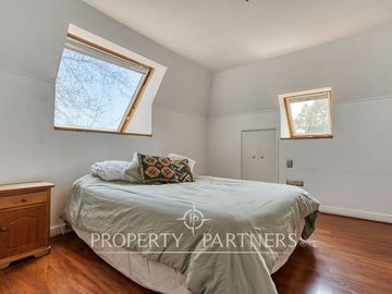 Preciosa casa en venta, excelente estado y gran terreno, Arboretum - Peñalolén