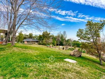 Preciosa casa en venta, excelente estado y gran terreno, Arboretum - Peñalolén