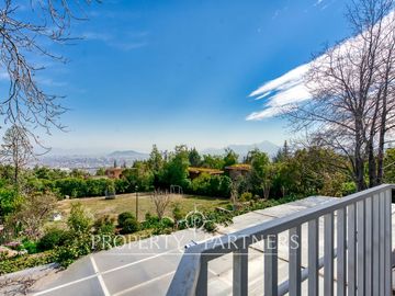 Preciosa casa en venta, excelente estado y gran terreno, Arboretum - Peñalolén