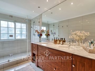 Preciosa casa en venta, excelente estado y gran terreno, Arboretum - Peñalolén