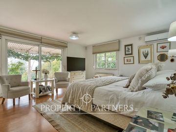Preciosa casa en venta, excelente estado y gran terreno, Arboretum - Peñalolén