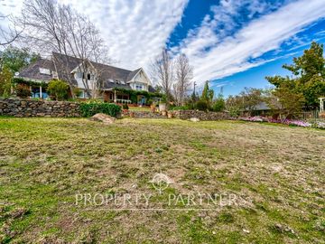 Preciosa casa en venta, excelente estado y gran terreno, Arboretum - Peñalolén