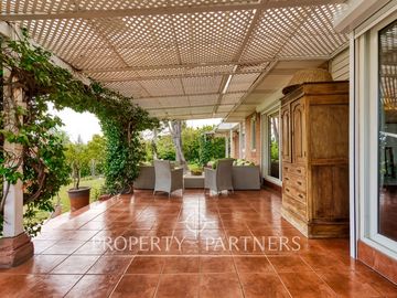 Preciosa casa en venta, excelente estado y gran terreno, Arboretum - Peñalolén