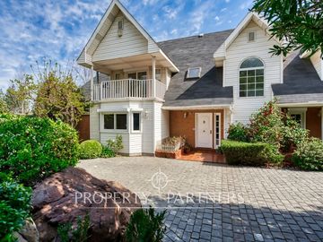 Preciosa casa en venta, excelente estado y gran terreno, Arboretum - Peñalolén