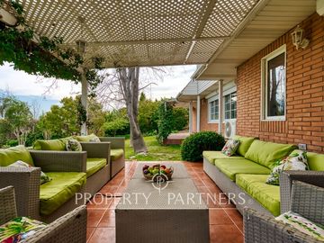 Preciosa casa en venta, excelente estado y gran terreno, Arboretum - Peñalolén