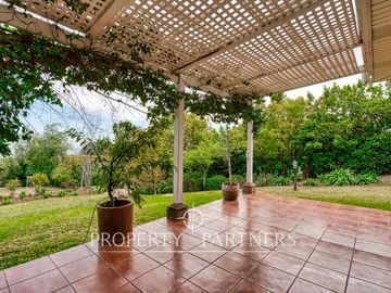 Preciosa casa en venta, excelente estado y gran terreno, Arboretum - Peñalolén