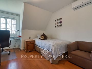 Preciosa casa en venta, excelente estado y gran terreno, Arboretum - Peñalolén