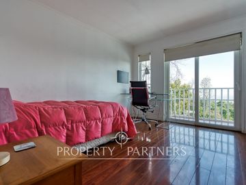 Preciosa casa en venta, excelente estado y gran terreno, Arboretum - Peñalolén