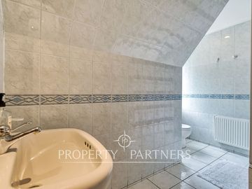 Preciosa casa en venta, excelente estado y gran terreno, Arboretum - Peñalolén