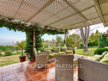 Preciosa casa en venta, excelente estado y gran terreno, Arboretum - Peñalolén