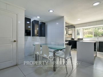 Preciosa casa en venta, excelente estado y gran terreno, Arboretum - Peñalolén