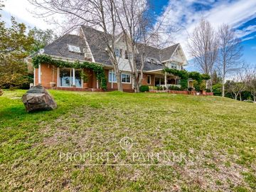 Preciosa casa en venta, excelente estado y gran terreno, Arboretum - Peñalolén