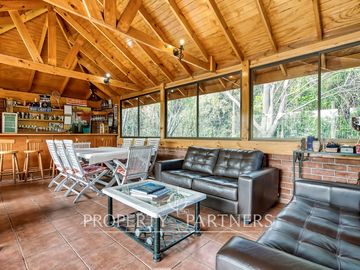 Preciosa casa en venta, excelente estado y gran terreno, Arboretum - Peñalolén