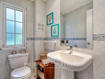 Preciosa casa en venta, excelente estado y gran terreno, Arboretum - Peñalolén