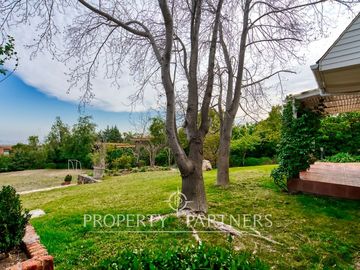 Preciosa casa en venta, excelente estado y gran terreno, Arboretum - Peñalolén