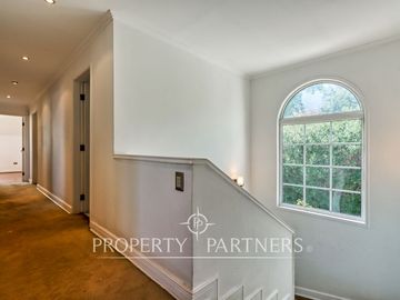 Preciosa casa en venta, excelente estado y gran terreno, Arboretum - Peñalolén
