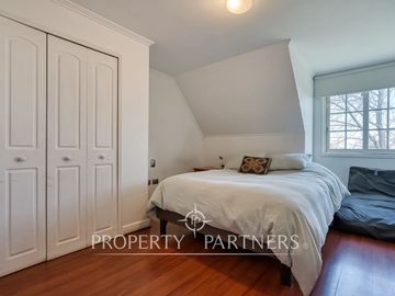 Preciosa casa en venta, excelente estado y gran terreno, Arboretum - Peñalolén