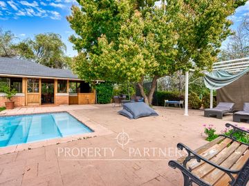 Preciosa casa en venta, excelente estado y gran terreno, Arboretum - Peñalolén