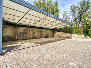 Preciosa casa en venta, excelente estado y gran terreno, Arboretum - Peñalolén
