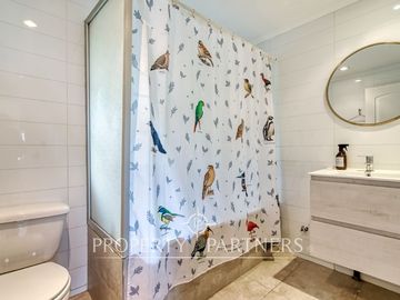 Preciosa casa en venta, excelente estado y gran terreno, Arboretum - Peñalolén
