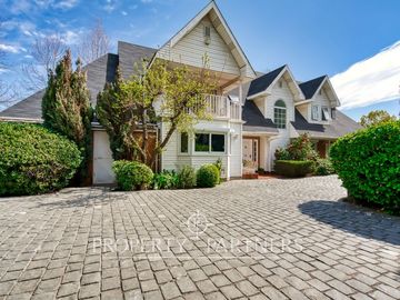 Preciosa casa en venta, excelente estado y gran terreno, Arboretum - Peñalolén