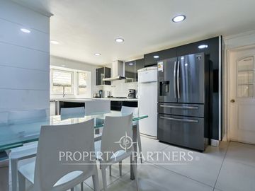 Preciosa casa en venta, excelente estado y gran terreno, Arboretum - Peñalolén