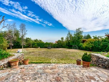 Preciosa casa en venta, excelente estado y gran terreno, Arboretum - Peñalolén