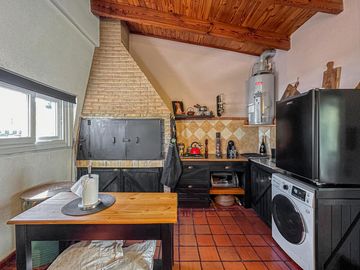 Casa de 3 dormitorios con oficina, quincho, patio y terraza