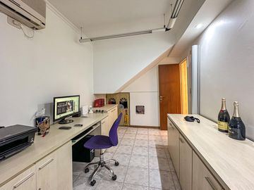 Casa de 3 dormitorios con oficina, quincho, patio y terraza