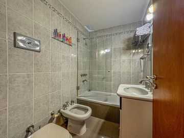 Casa de 3 dormitorios con oficina, quincho, patio y terraza