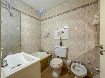 Casa de 3 dormitorios con oficina, quincho, patio y terraza