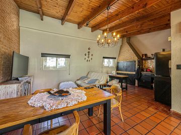 Casa de 3 dormitorios con oficina, quincho, patio y terraza