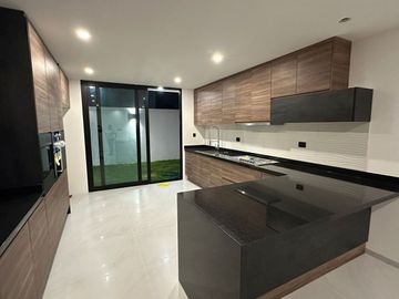 VENTA DE CASA EN ESQUINA FRENTE  A ÁREA VERDE , ZONA LOMAS DE ANGELÓPOLIS