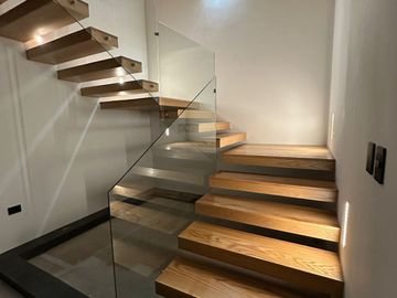 VENTA DE CASA EN ESQUINA FRENTE  A ÁREA VERDE , ZONA LOMAS DE ANGELÓPOLIS