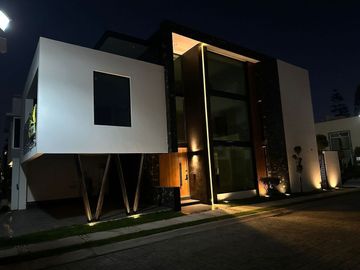 VENTA DE CASA EN ESQUINA FRENTE  A ÁREA VERDE , ZONA LOMAS DE ANGELÓPOLIS