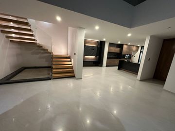 VENTA DE CASA EN ESQUINA FRENTE  A ÁREA VERDE , ZONA LOMAS DE ANGELÓPOLIS