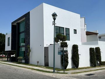VENTA DE CASA EN ESQUINA FRENTE  A ÁREA VERDE , ZONA LOMAS DE ANGELÓPOLIS
