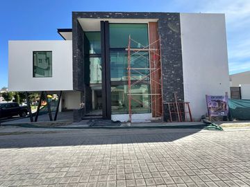 VENTA DE CASA EN ESQUINA FRENTE  A ÁREA VERDE , ZONA LOMAS DE ANGELÓPOLIS