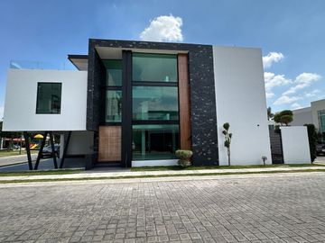 VENTA DE CASA EN ESQUINA FRENTE  A ÁREA VERDE , ZONA LOMAS DE ANGELÓPOLIS