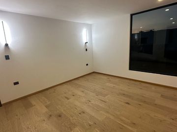 VENTA DE CASA EN ESQUINA FRENTE  A ÁREA VERDE , ZONA LOMAS DE ANGELÓPOLIS