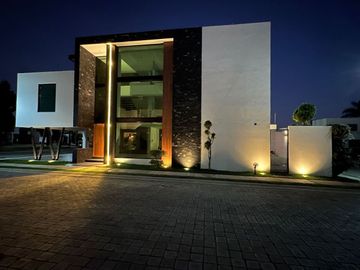 VENTA DE CASA EN ESQUINA FRENTE  A ÁREA VERDE , ZONA LOMAS DE ANGELÓPOLIS